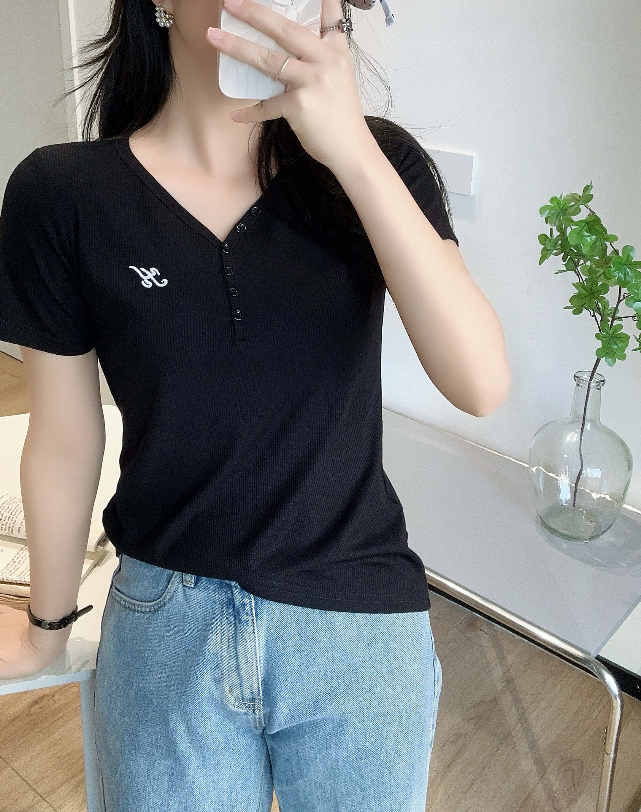 刺繍ロゴボタンVネックリブ半袖Tシャツ | 詳細画像15