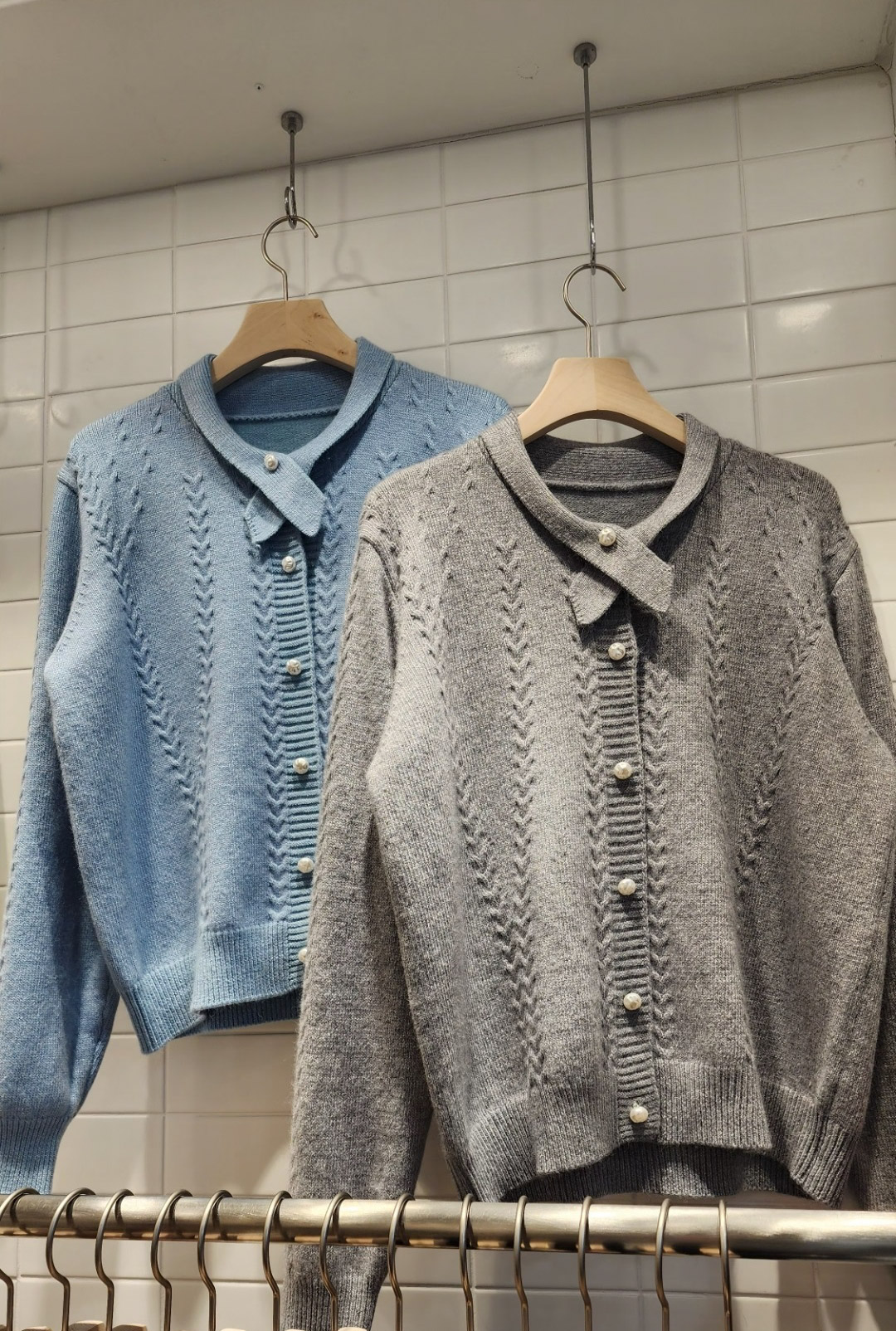 ラクーン混パール調ボタンクロスネックケーブルカーディガン | 詳細画像5