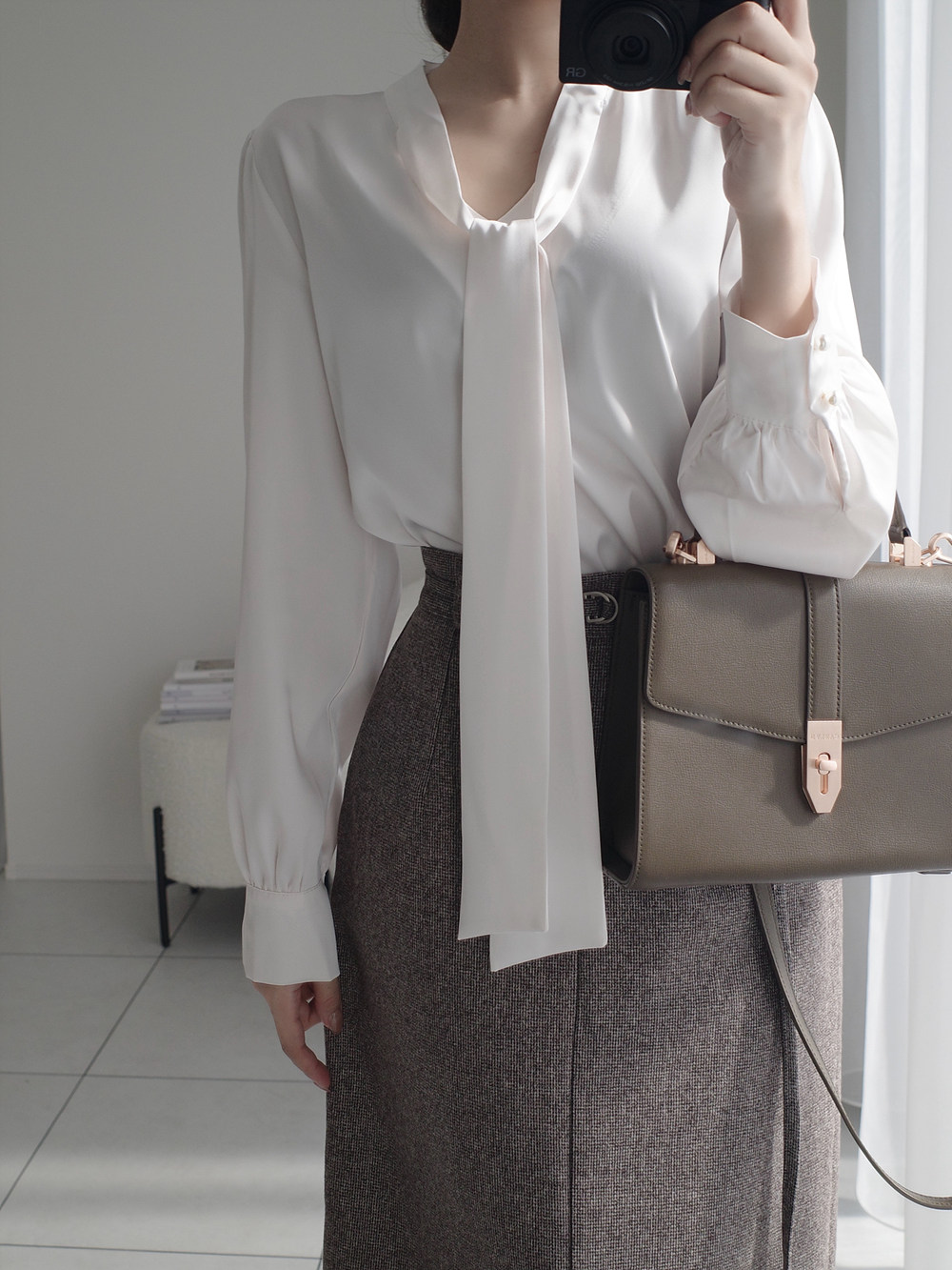 ボウタイVネックパフブラウス | 詳細画像2