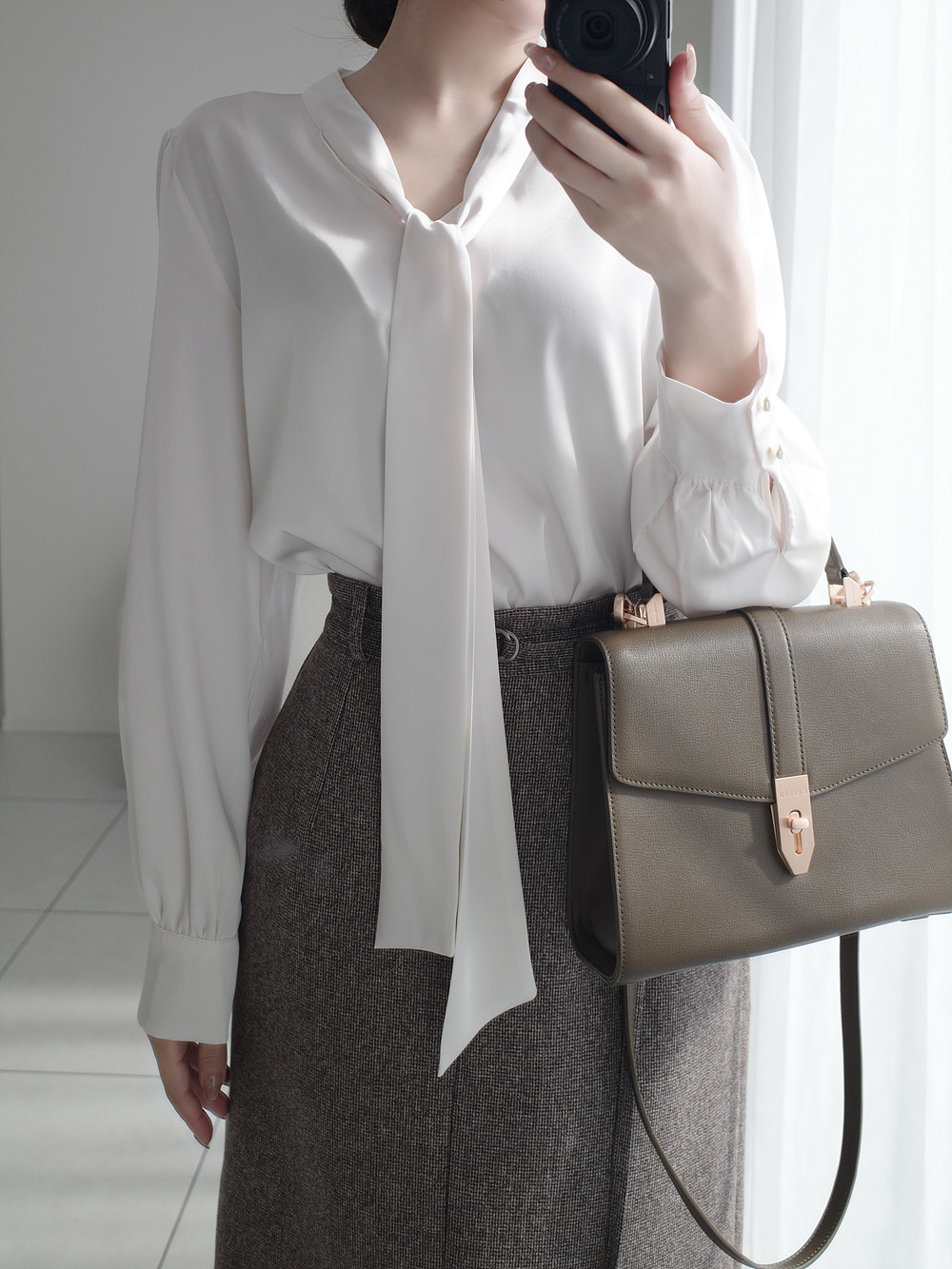 ボウタイVネックパフブラウス | 詳細画像3