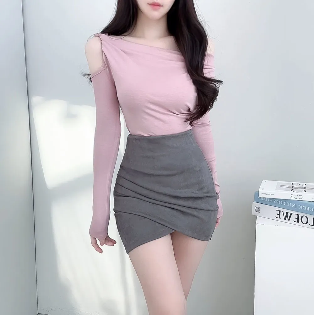 アンバランスツイストカットオフショルTシャツ | auvezay | 詳細画像1