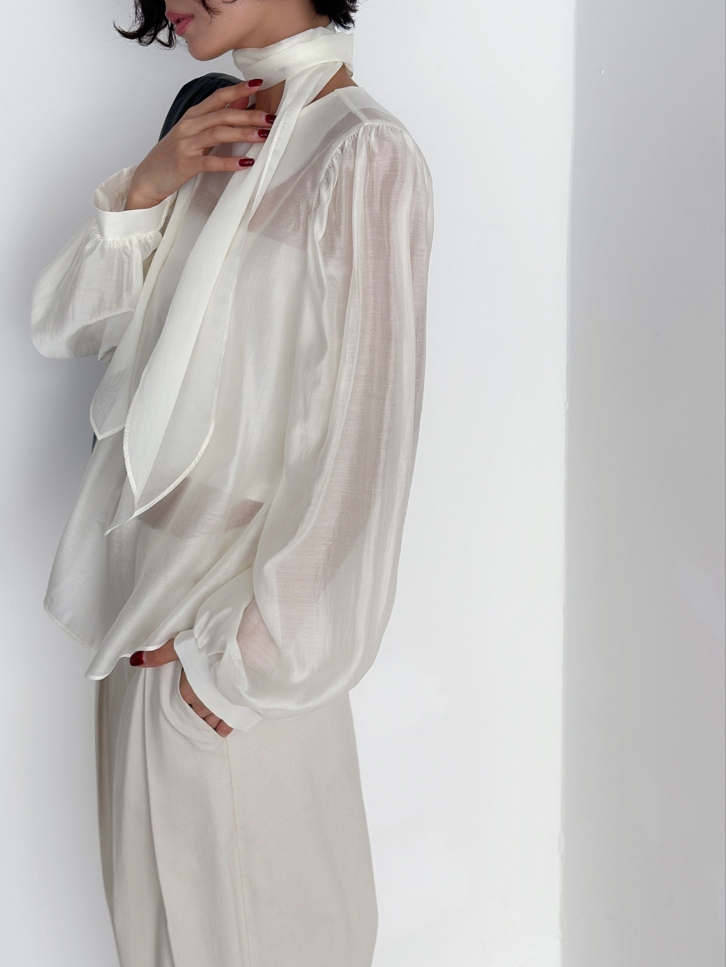 スカーフ付シルキーシアーパフブラウス | 詳細画像3