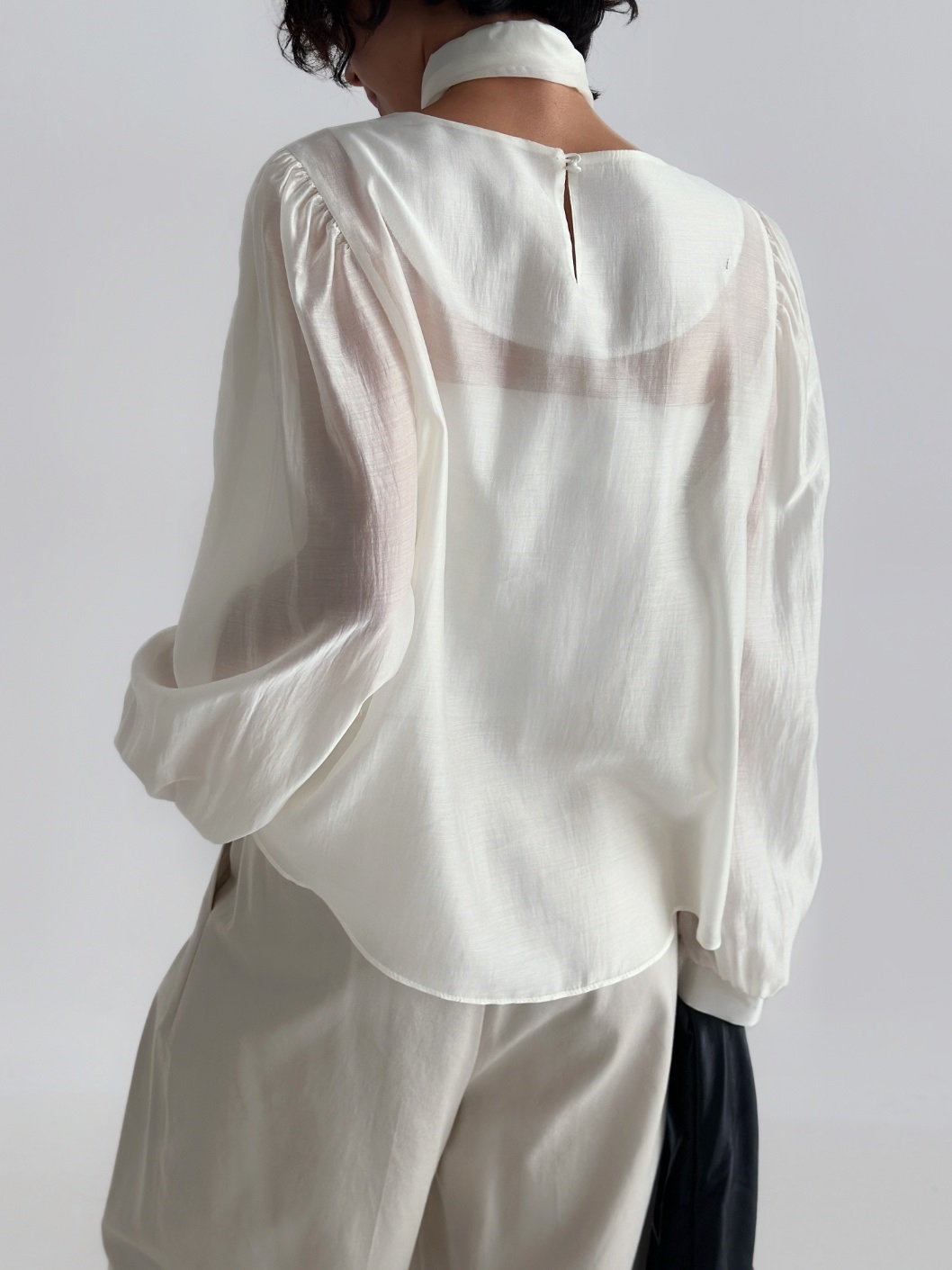 スカーフ付シルキーシアーパフブラウス | 詳細画像7