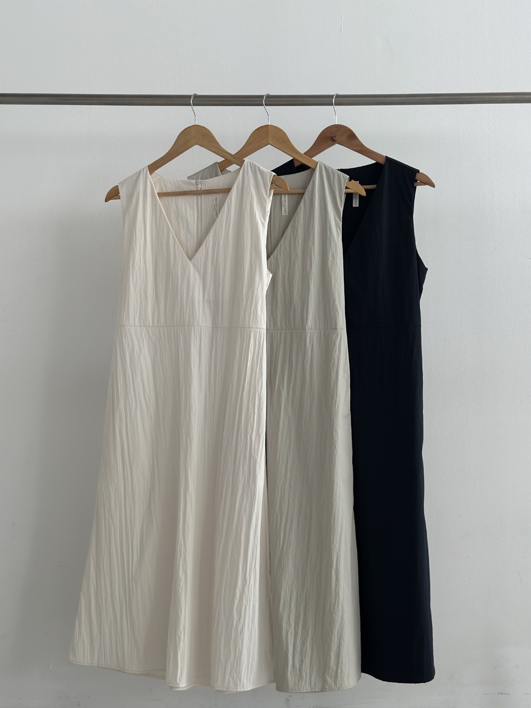 Vネックリボンナイロンノースリワンピース | 詳細画像17