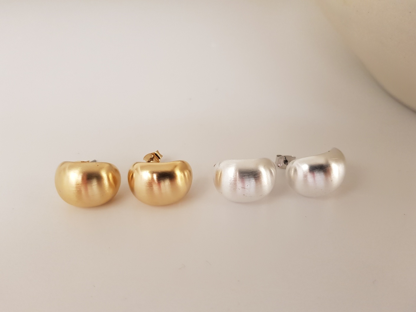 マットボールドカーブピアス | 詳細画像2
