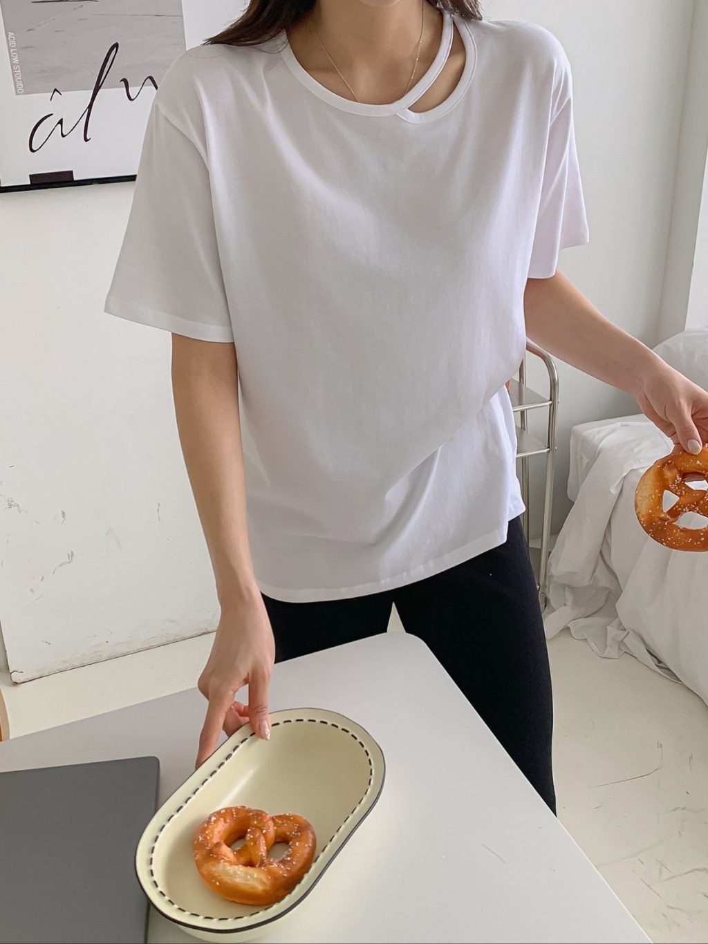 カットアウトネック半袖Tシャツ | 詳細画像13