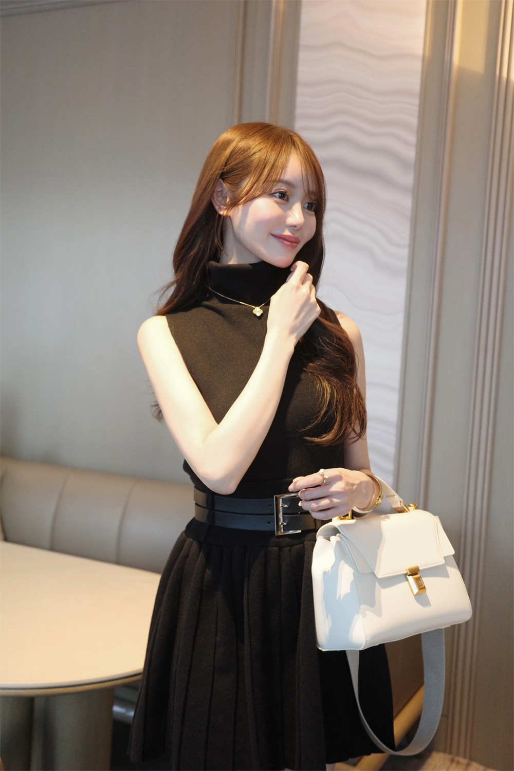 タートルネックニットノースリーブ&ベルト付プリーツミニスカートSET