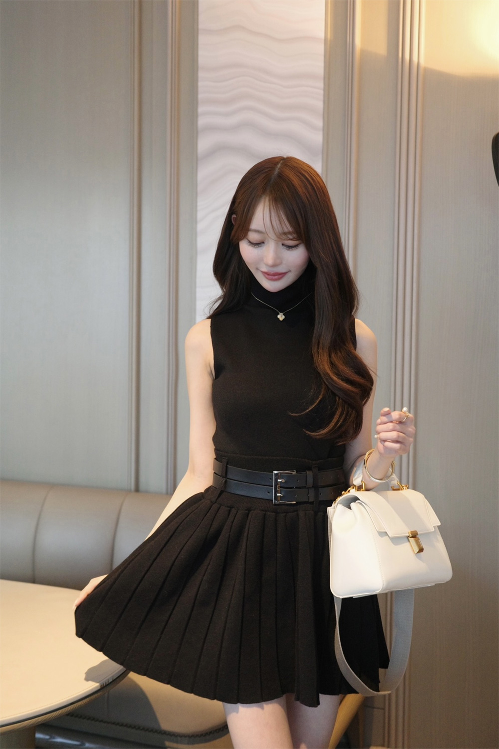 タートルネックニットノースリーブ&ベルト付プリーツミニスカートSET