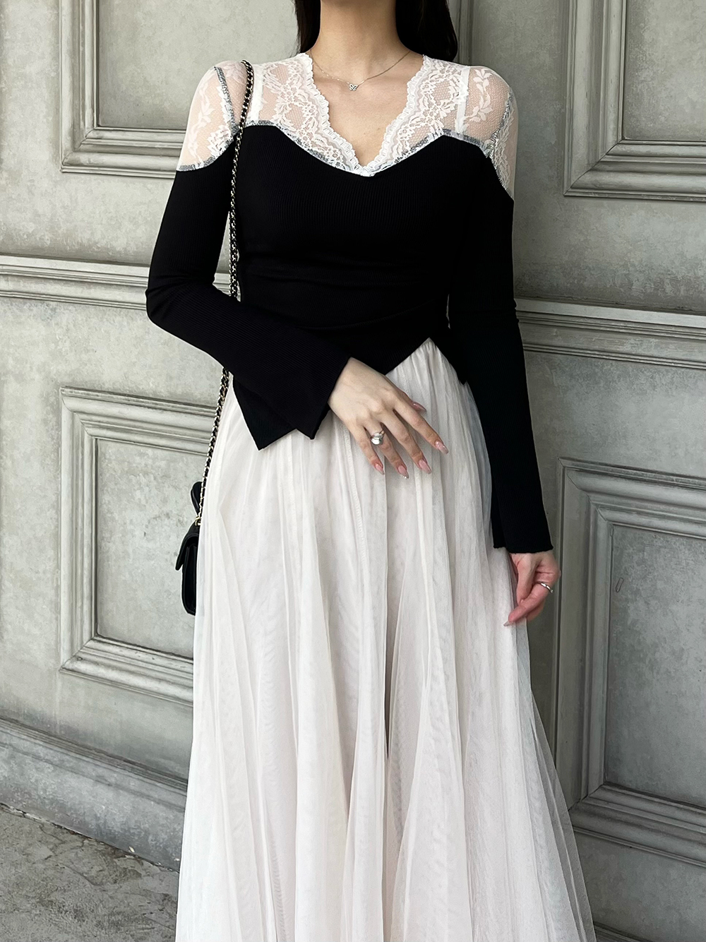 デコルテレースVネックTシャツ | レディースファッション通販 - DHOLIC