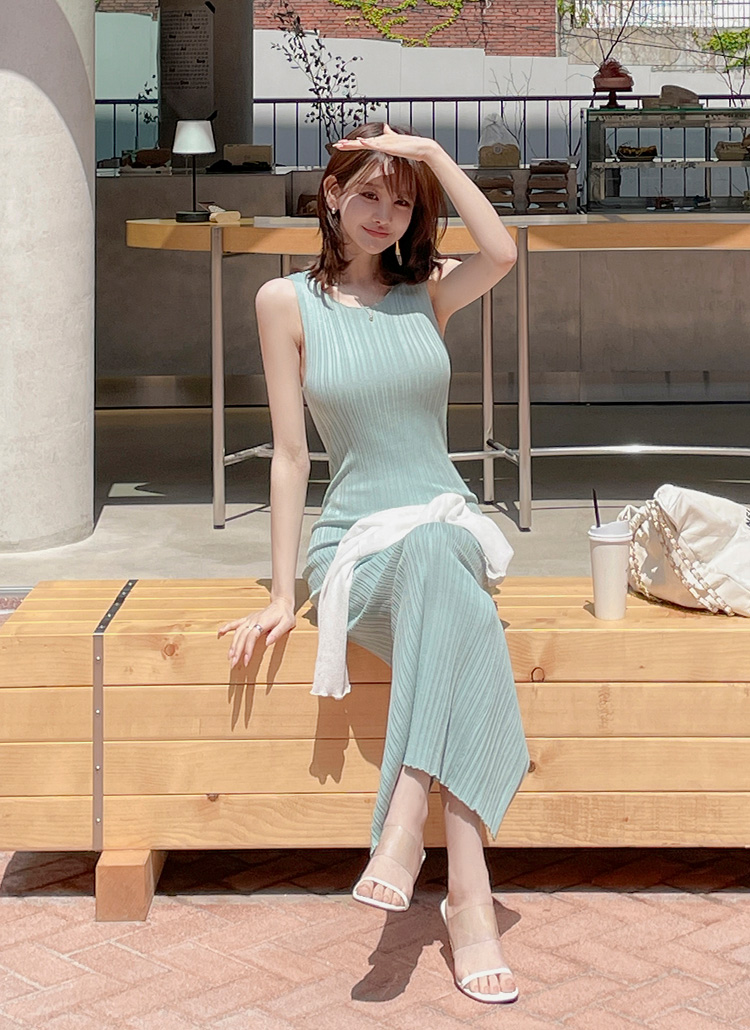 【未使用品】MOGA ノースリーブ プリーツ ドレスワンピース ハイネック ワンピース】 ハイネック ノースリーブ ミモレ丈 光沢 艶 リボンベルト