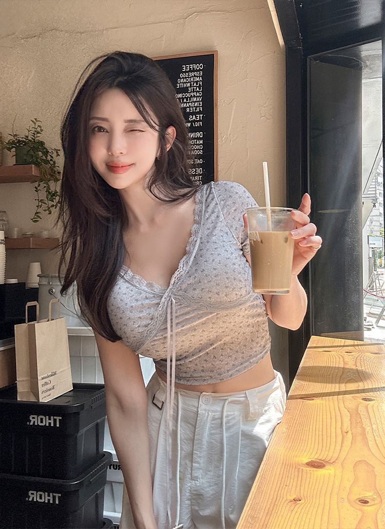 Vネッククロップド半袖レース花柄Tシャツカップ付 | レディース