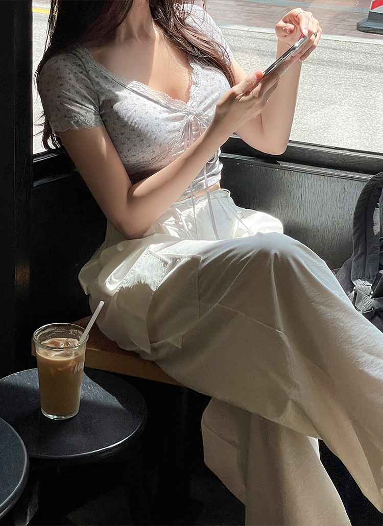 Vネッククロップド半袖レース花柄Tシャツカップ付 | レディース
