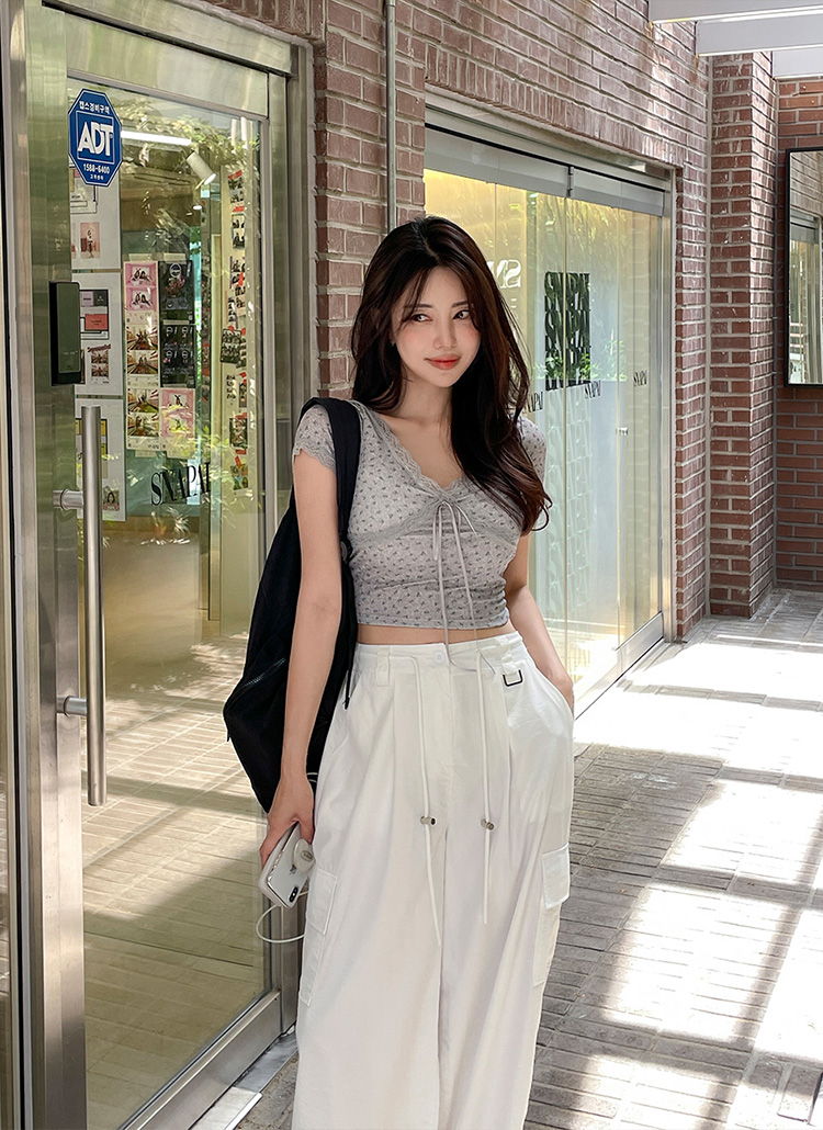 Vネッククロップド半袖レース花柄Tシャツカップ付 | レディース