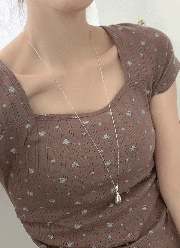 スクエアネックスリム半袖ギャザー小花柄Tシャツ | 66girls | 詳細画像1