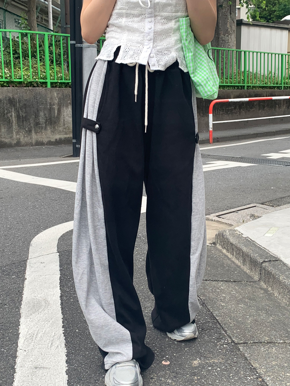 サイドストラップボタンワイドスウェットパンツ | 詳細画像2