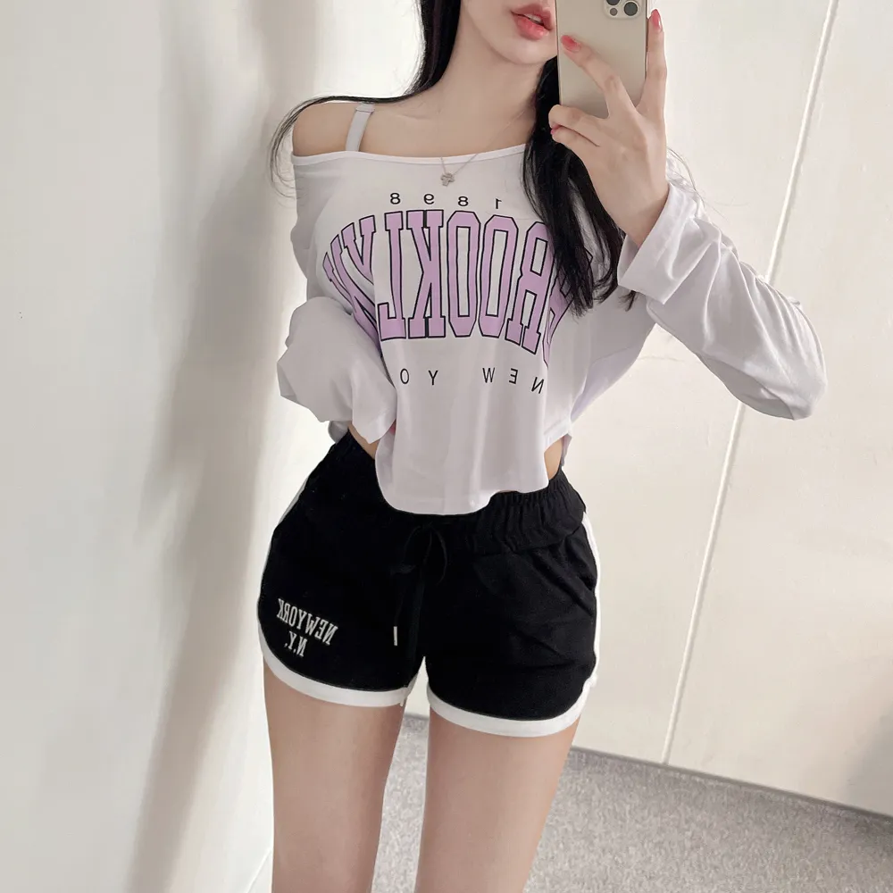 クロップドオフショルダーレタリングTシャツ | yenangnang | 詳細画像1