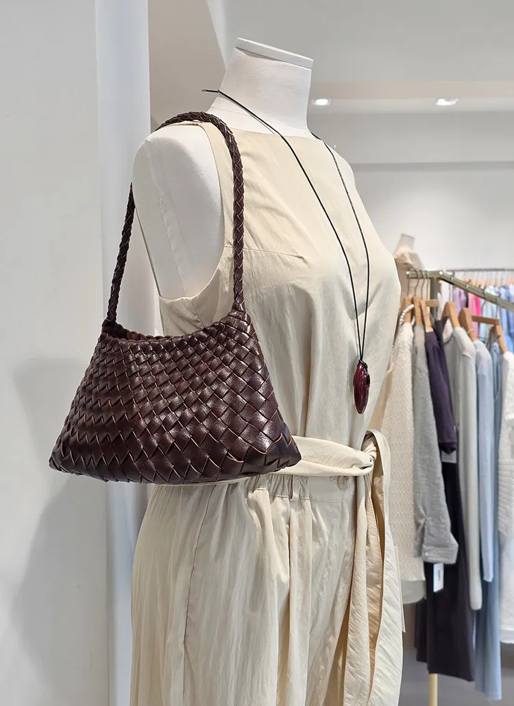 ポーチ付レザー調ツイストトートバッグ | whosbag | 詳細画像1