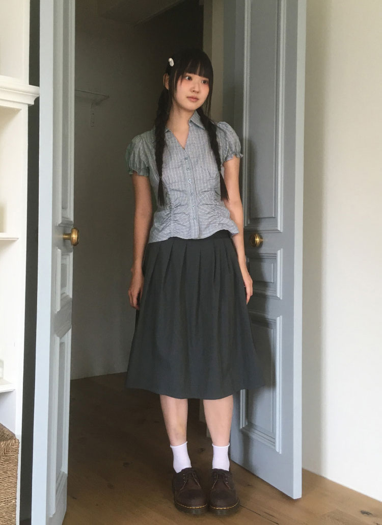 半袖Vネックパフスリーブゴムスリムフリルチェックブラウス