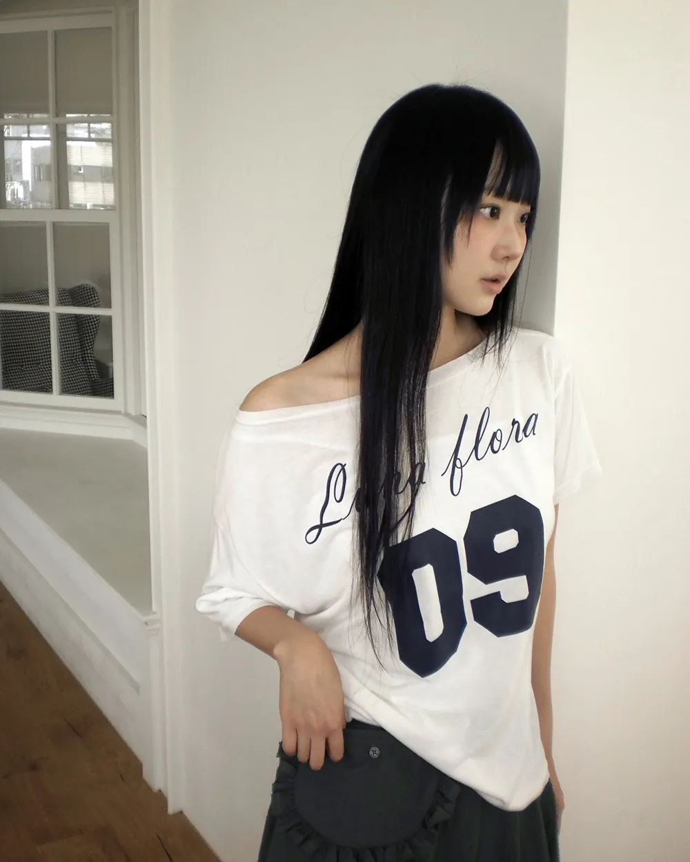 オフショルダー半袖ワンショルダーボートネックルーズロゴTシャツ | WONDERWONDER | 詳細画像1