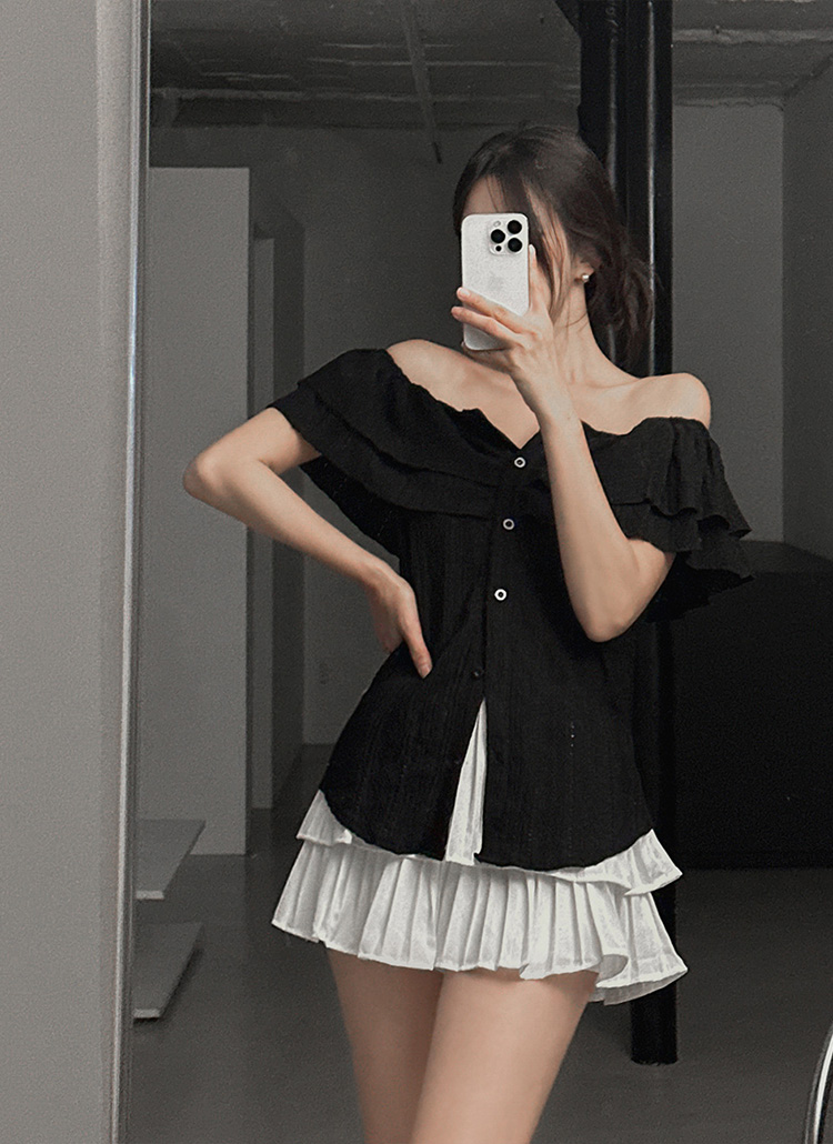 新品未使用　COLUMN フリル付き　黒　半袖　ブラウス　オフショルダー 新品未使用 COLUMN フリル付き 黒 半袖 ブラウス オフショルダー