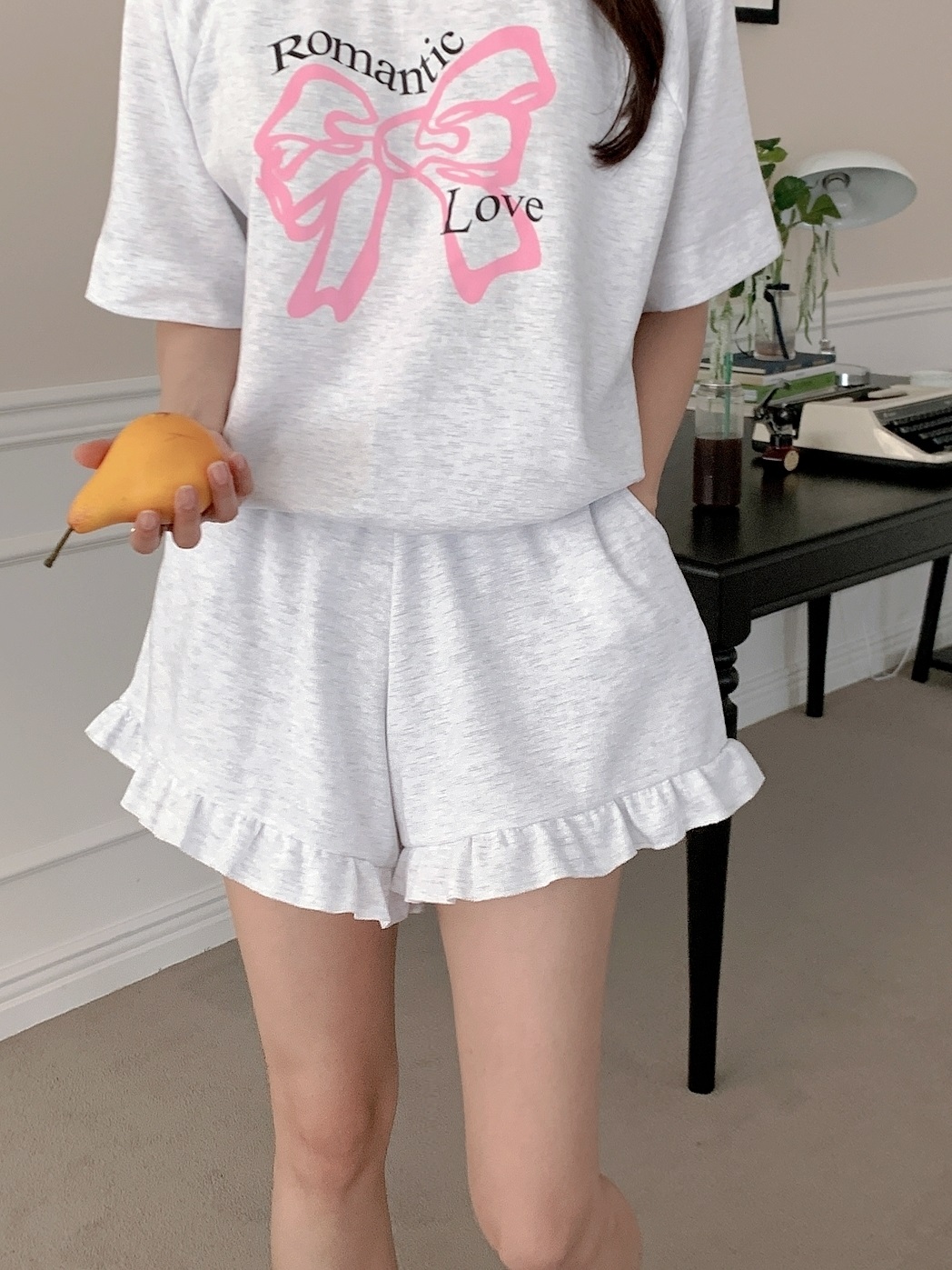 ラウンドネックフリルウエストゴム半袖ロゴセットアップTシャツショートパンツ | 詳細画像2
