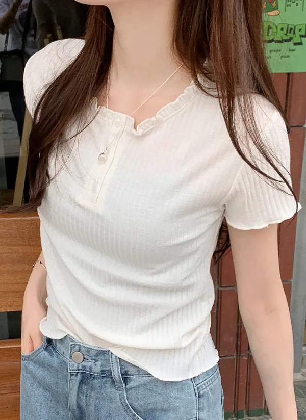リブ半袖スリムヘンリーネックフリルボタンTシャツ | 66girls | 詳細画像1