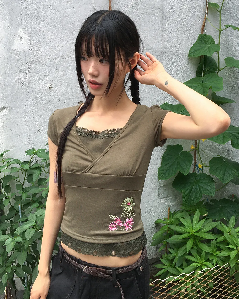 Vネック半袖花柄刺繍Tシャツ | WONDERWONDER | 詳細画像1