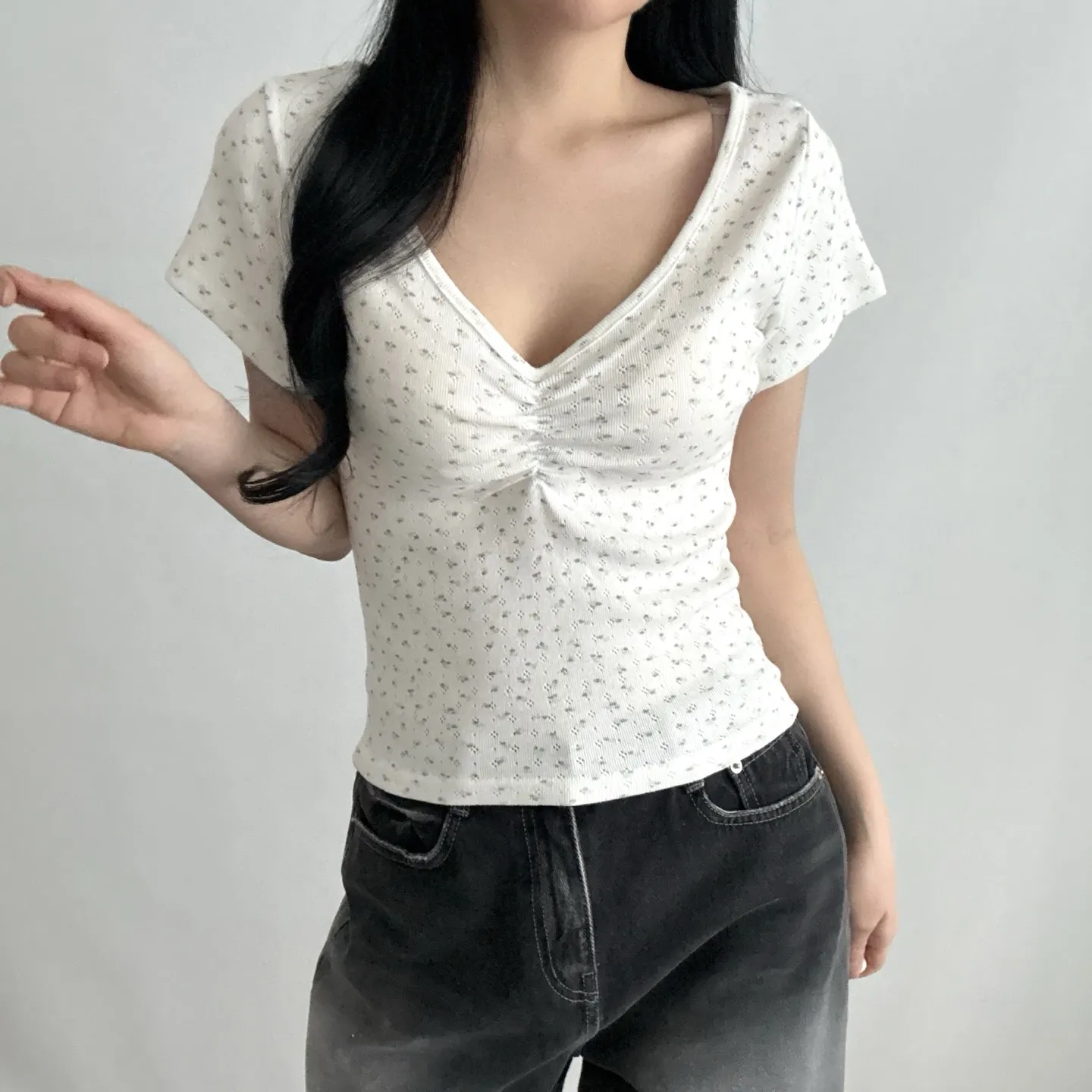 Vネックシャーリング小花柄Tシャツ | 詳細画像1