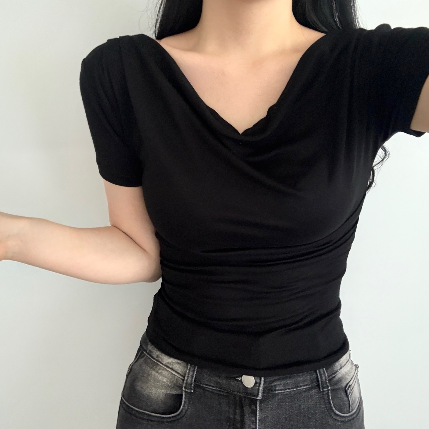 ドレープオフショルダーシャーリングTシャツ | 詳細画像3