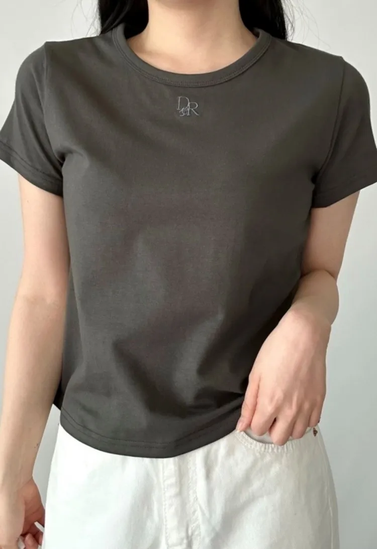 ラウンドネッククロップド刺繍Tシャツ | 詳細画像1
