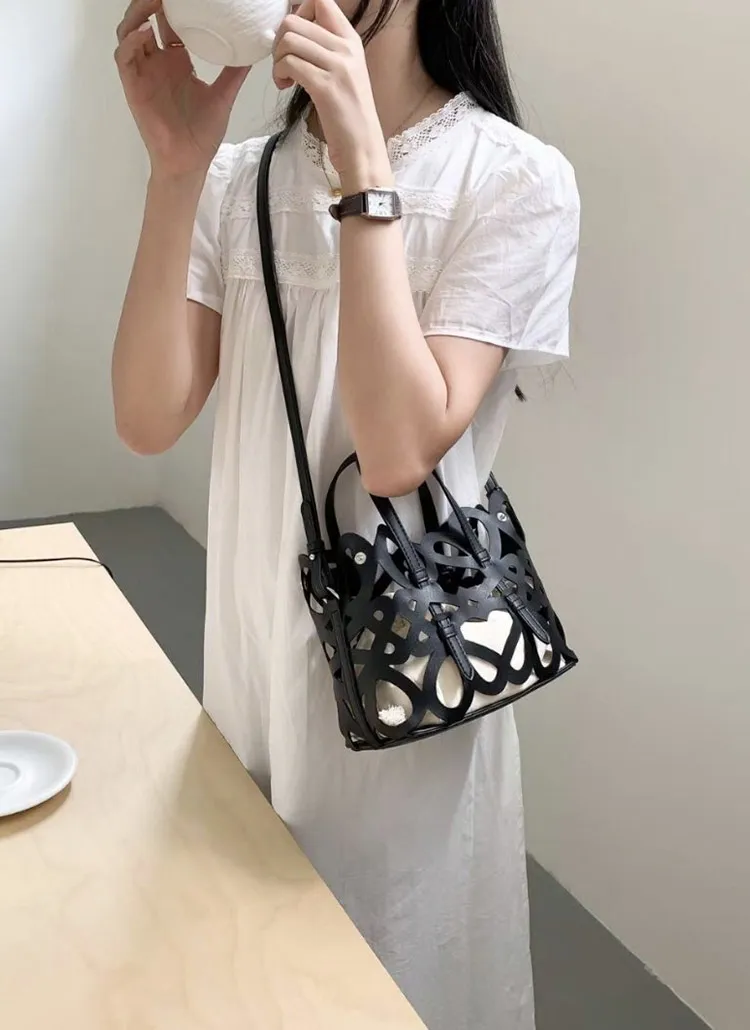 ポーチ付ドローストリングパンチングハンドバッグ | whosbag | 詳細画像1