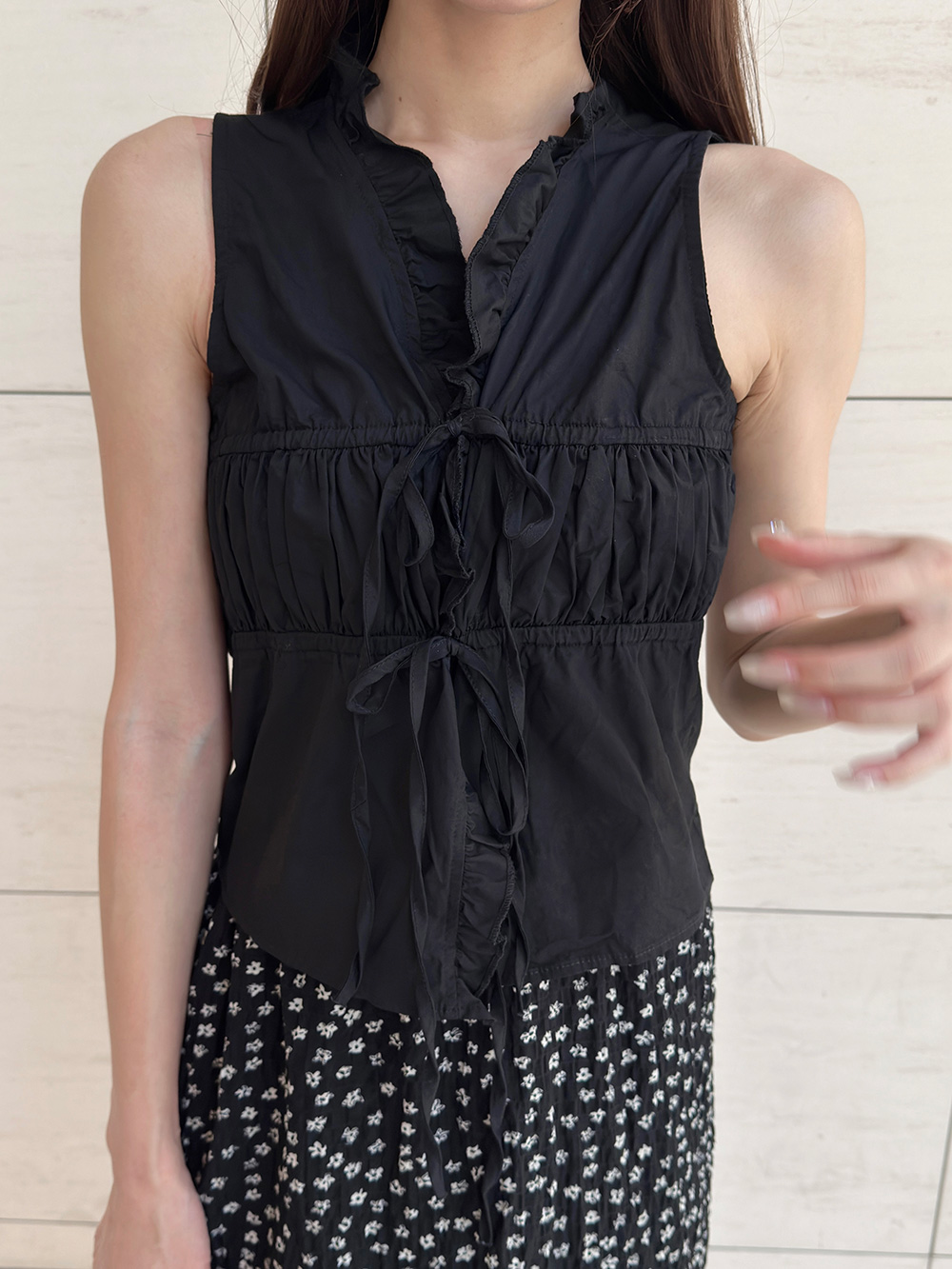 Vネックフロントリボンノースリーブトップス | レディース