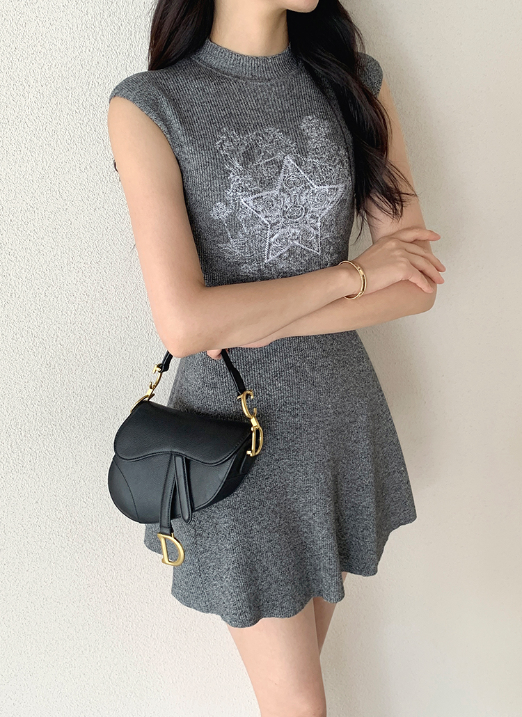 ニットスリムミニ刺繍ハーフネック星柄ノースリワンピース