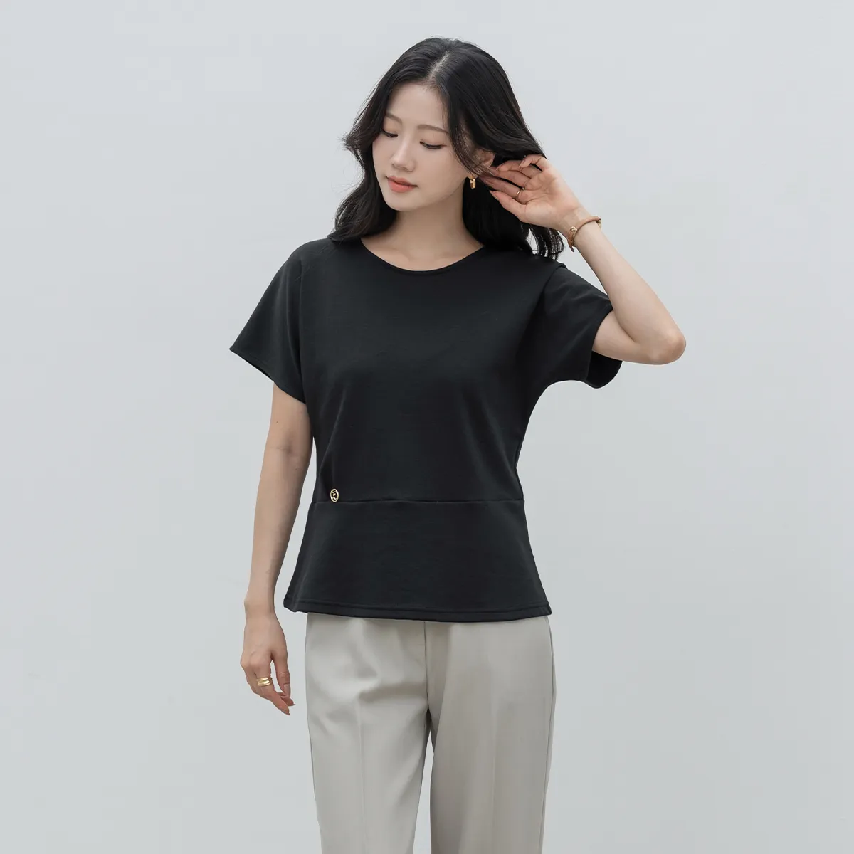 ペンダントラウンドネック半袖ベーシックカラーTシャツ | MONO AT.D | 詳細画像1