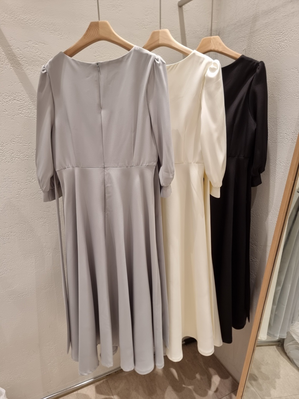 ロングツイスト7分袖ギャザーフレアバックストラップカラーワンピース | 詳細画像19