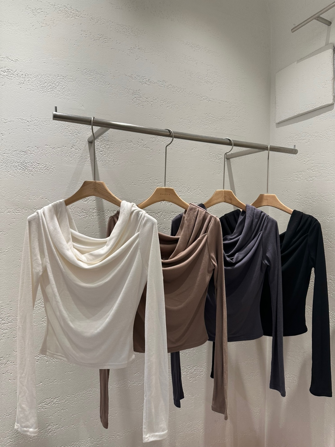 ドレープオフショルダーシャーリング長袖Tシャツ | 詳細画像18