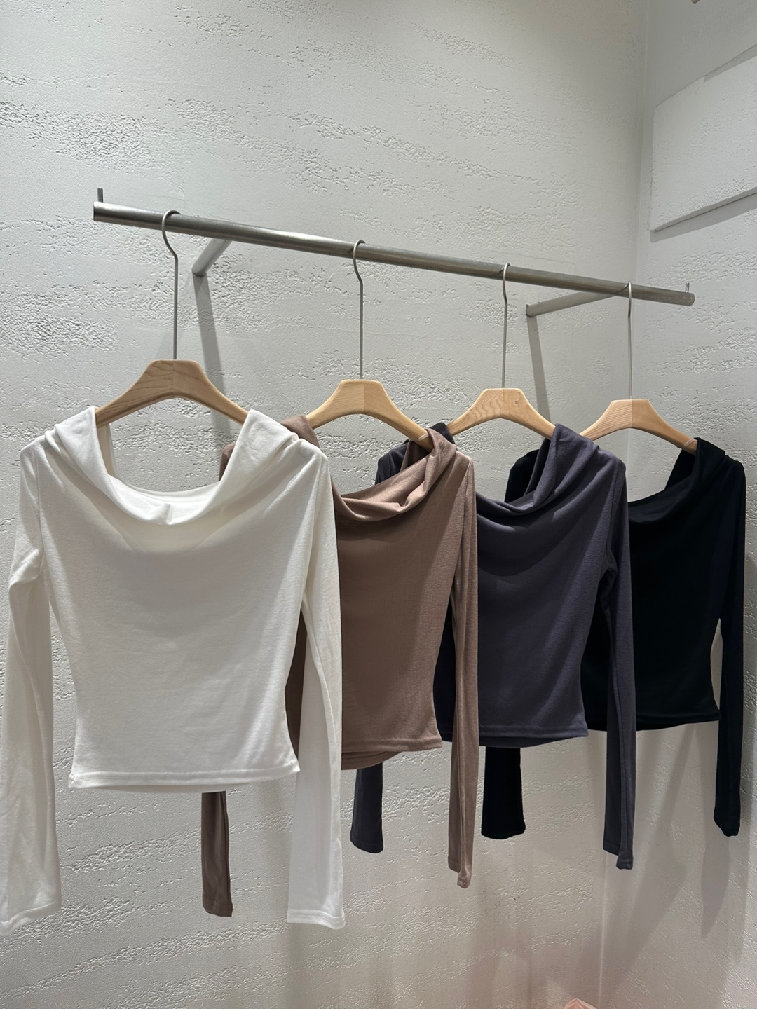 ドレープオフショルダーシャーリング長袖Tシャツ | 詳細画像20