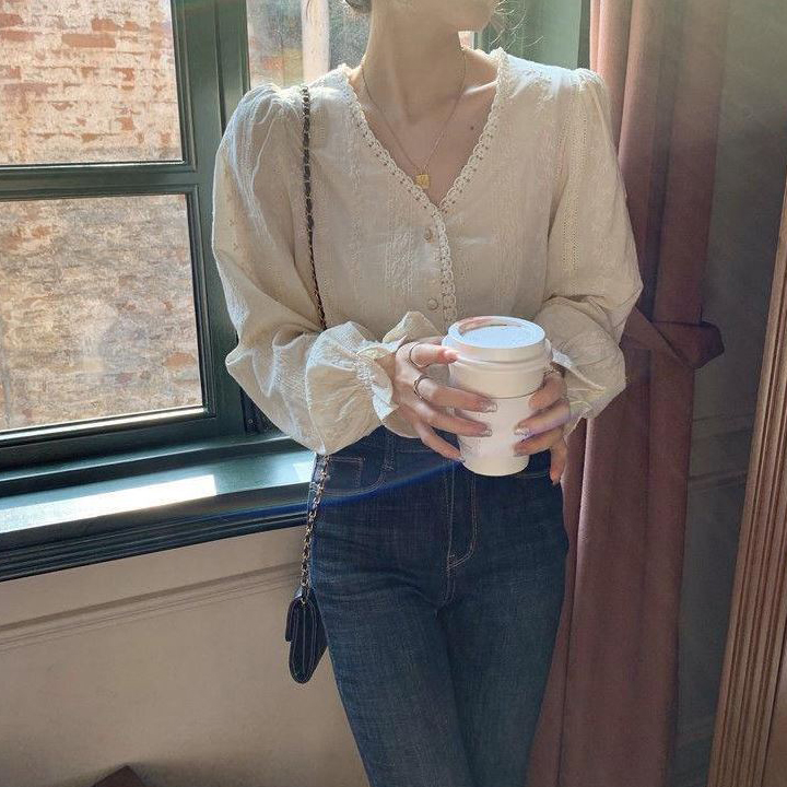 Vネックボタンギャザーパフスリーブレースブラウス | レディース