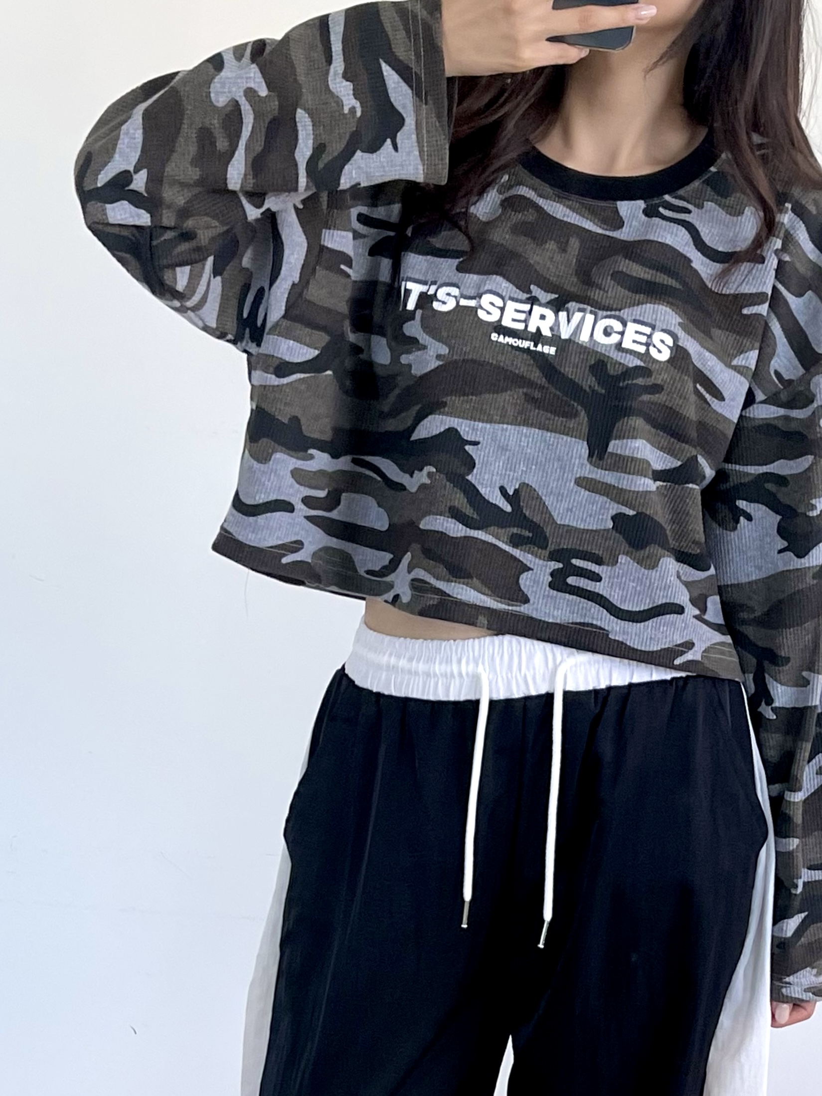ラウンドネッククロップド長袖ロゴカモフラージュTシャツ | 詳細画像2
