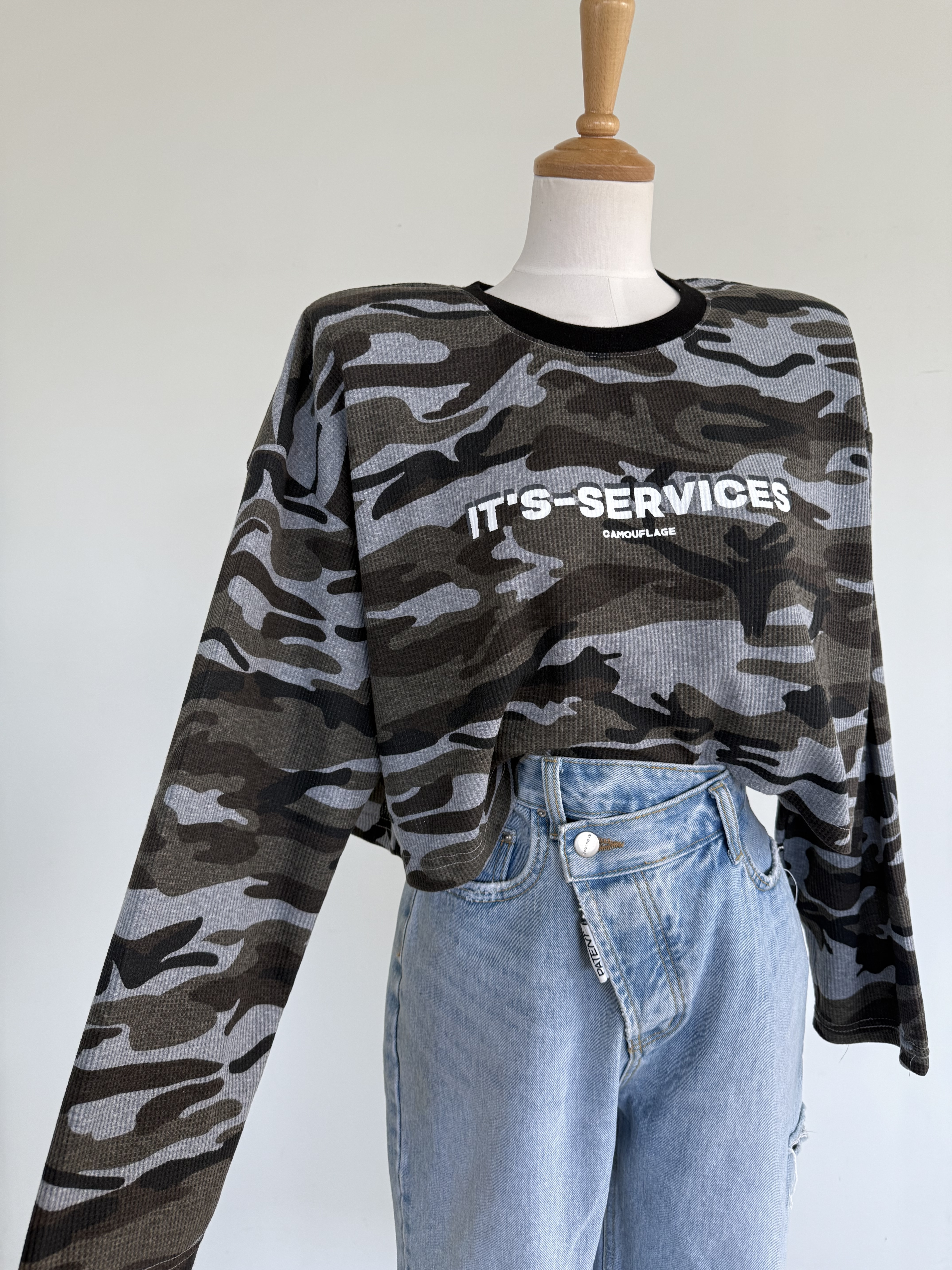 ラウンドネッククロップド長袖ロゴカモフラージュTシャツ | 詳細画像6
