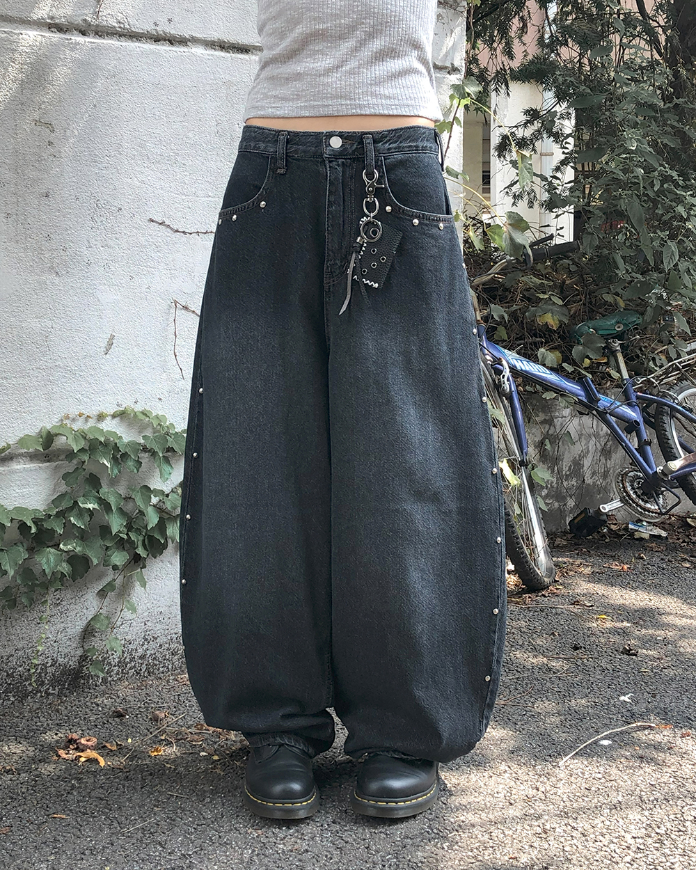 バルーンスタッズウォッシングワイドディープブルーデニムパンツ