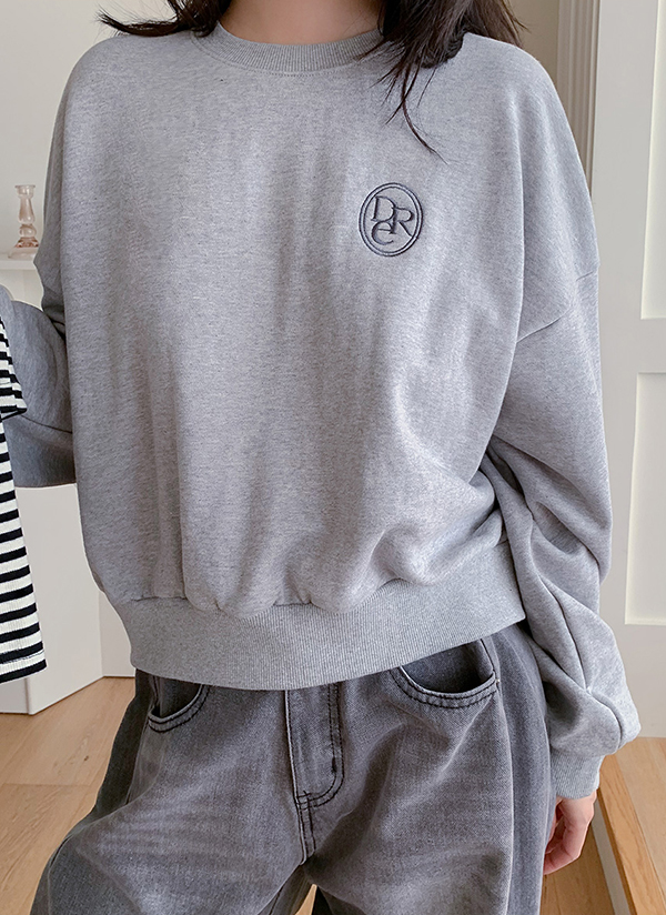 ラウンドネッククロップド刺繍スウェット | レディースファッション