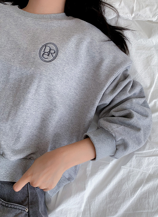 ラウンドネッククロップド刺繍スウェット | レディースファッション