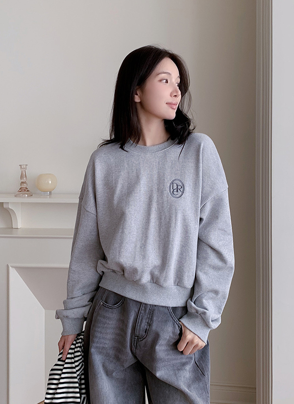 ラウンドネッククロップド刺繍スウェット | レディースファッション