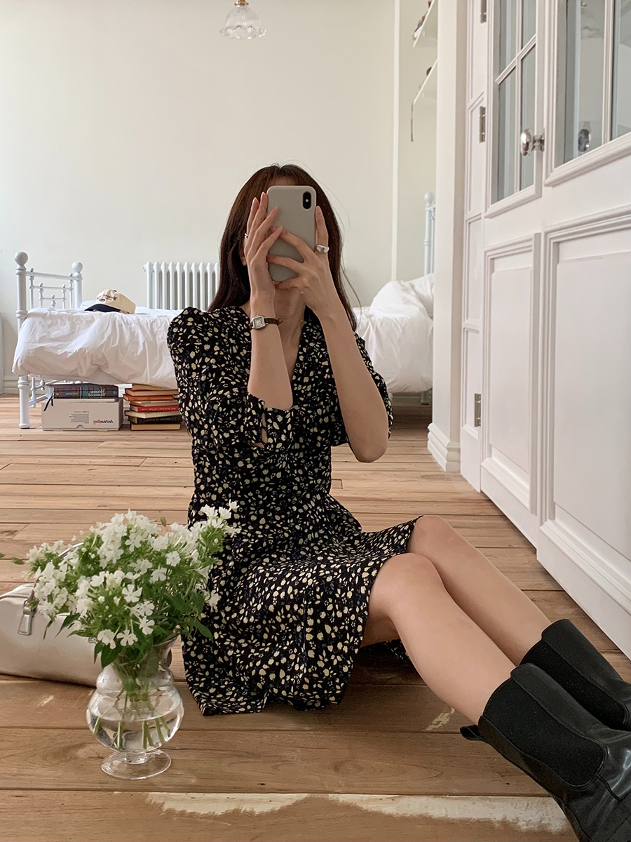 未使用 完売 BELPER Flare Cuffs Dress 花柄 ワンピース 未使用 完売 BELPER Flare Cuffs Dress 花柄 ワンピース 未使用 完売