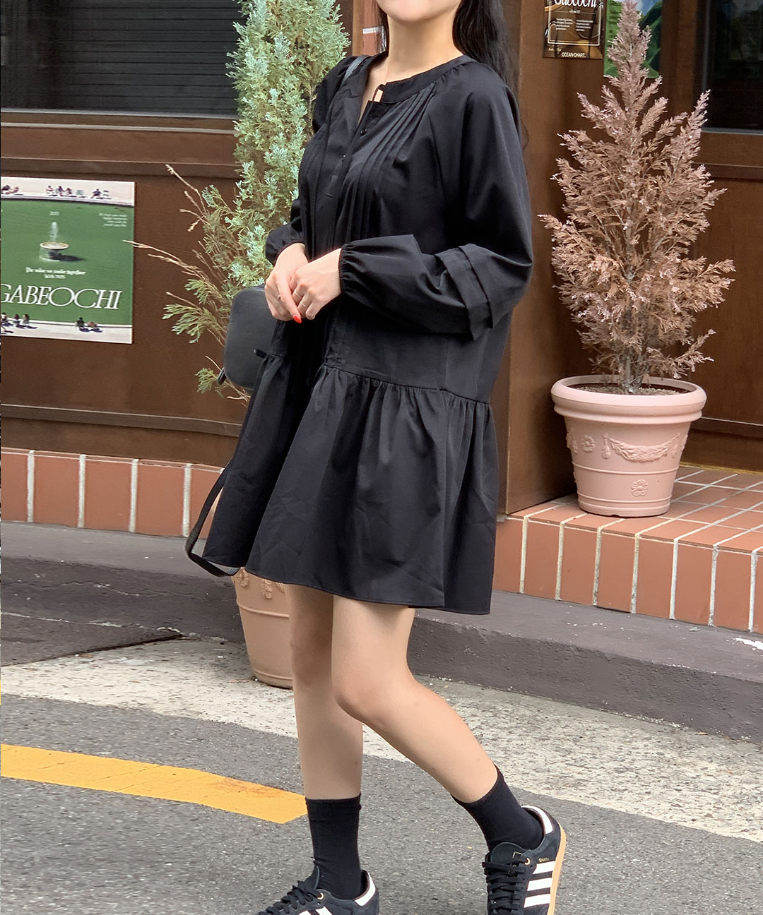 ミニピンタックルーズボタンストラップVネックワンピース | レディース