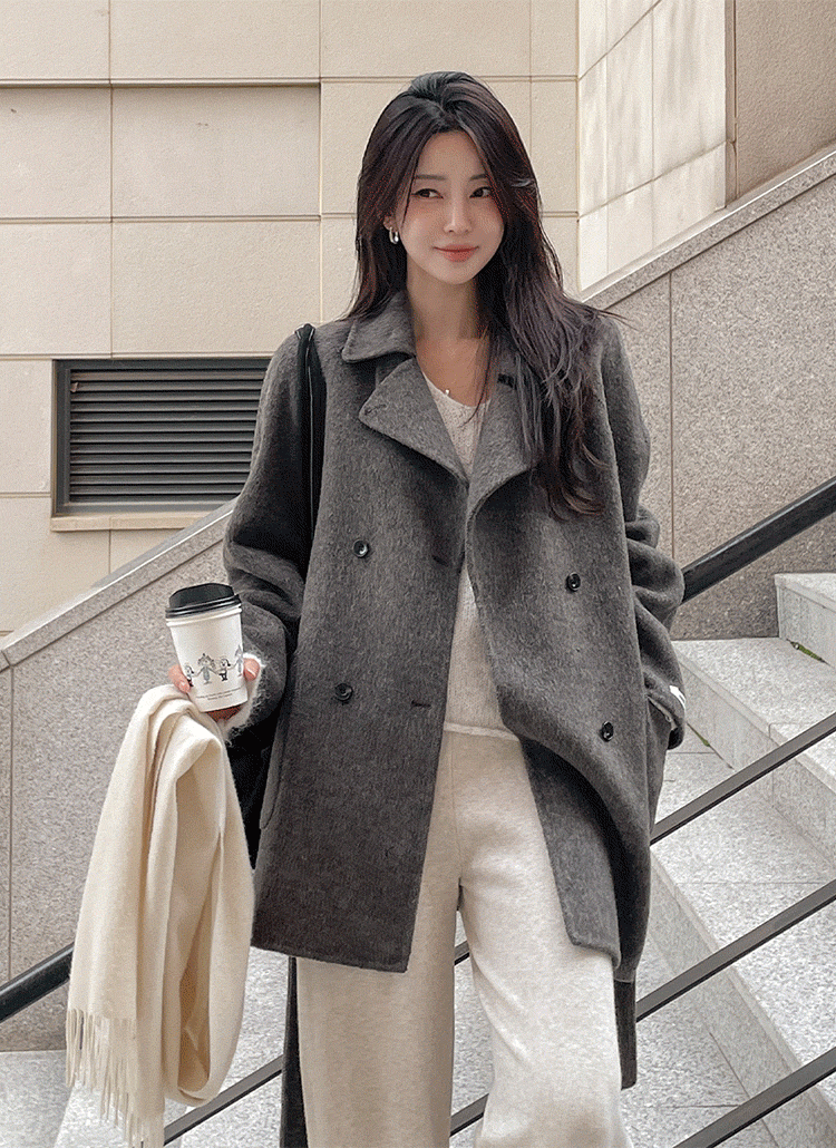 Lily roseピーコート ナポレオン ブラック レッドダブル 銀ボタン 2025年ウィンター ウィメンズコレクション｜クリスチャン ルブタン