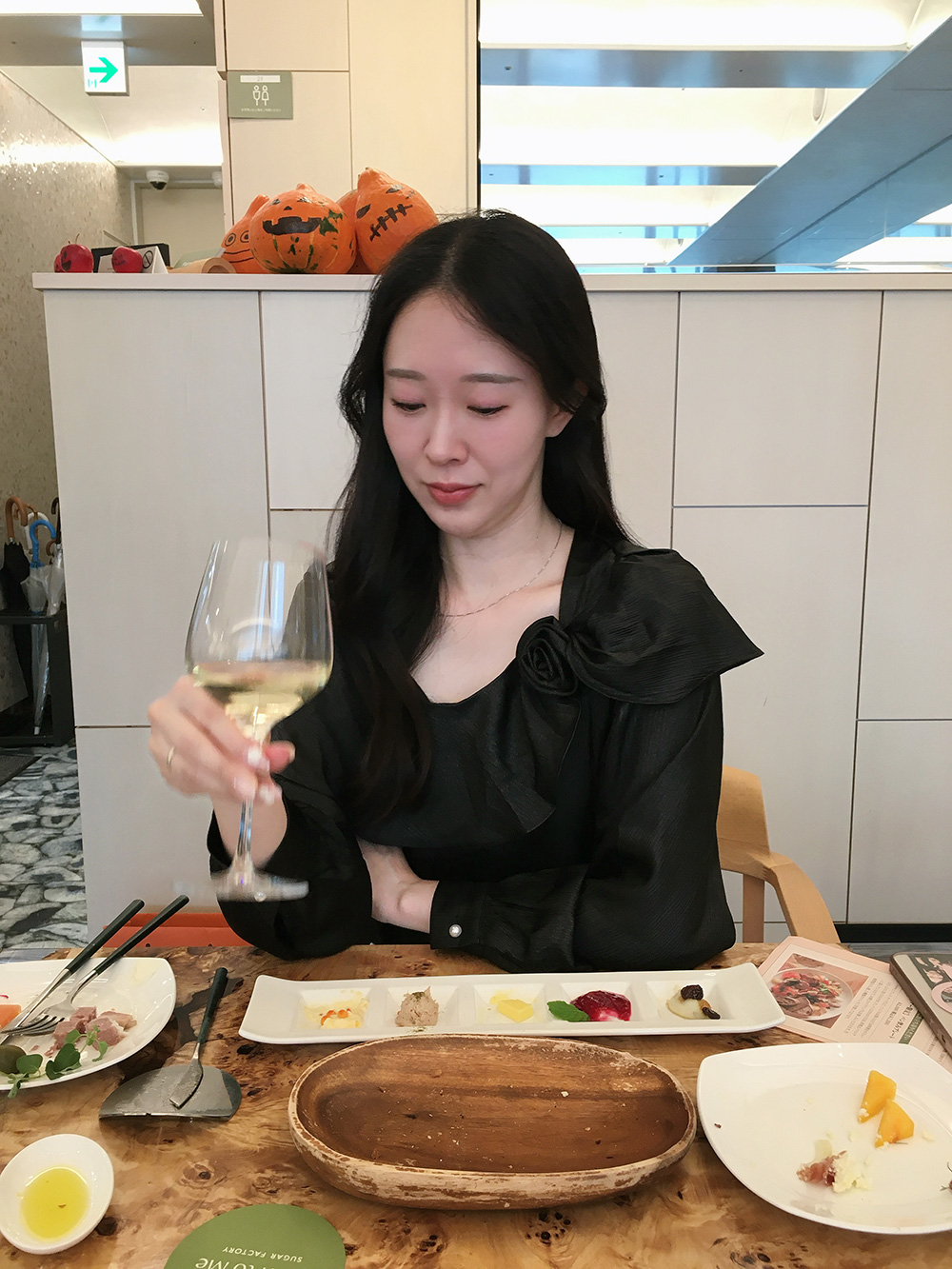 サテンラウンドネックオールシーズンブラウス | 詳細画像7