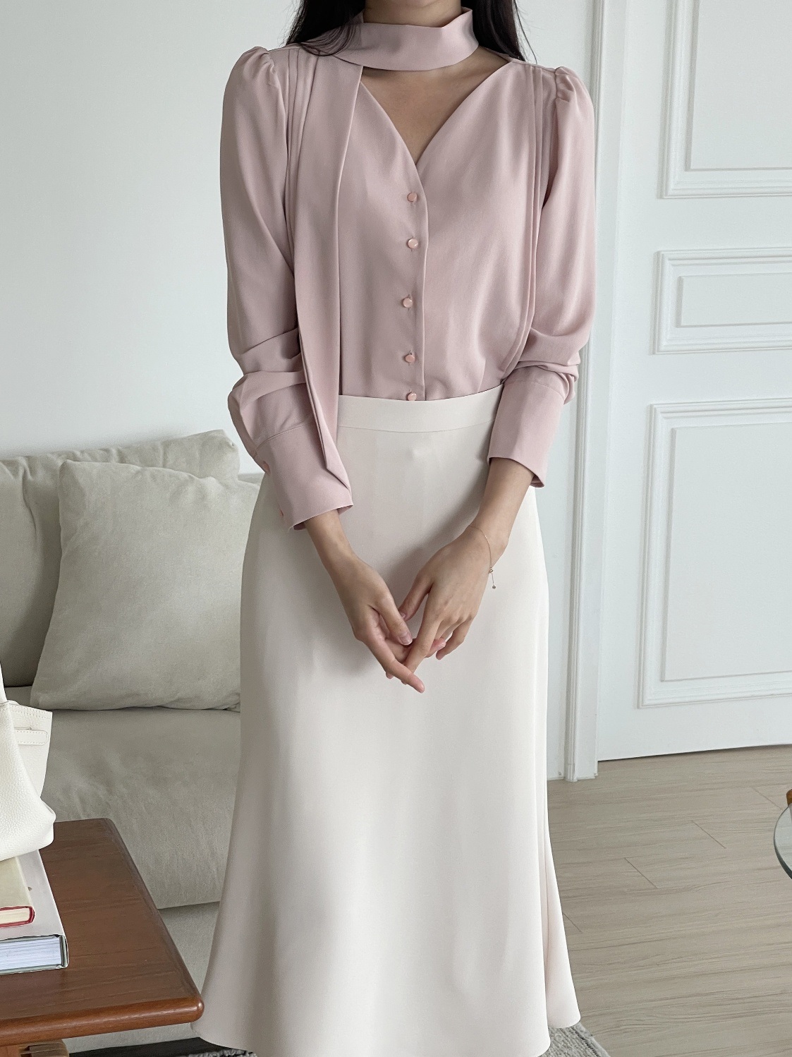 ボタンVネックピンタック長袖スカーフネックブラウス | 詳細画像13