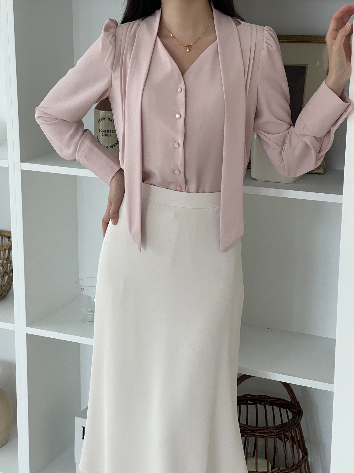 ボタンVネックピンタック長袖スカーフネックブラウス | 詳細画像16